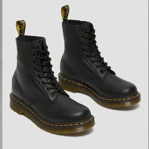 Doc Martens Dr. Martens 1460 WOMEN'S PASCAL VIRGINIA LEATHER BOOTS Size 8 Black